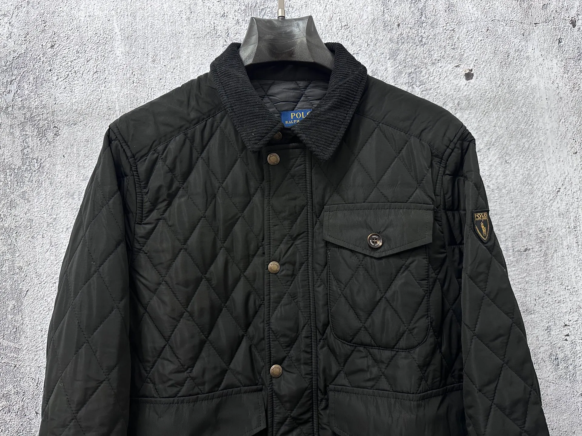 P370 【Rah Lauren】Rah Lauren’s classic old-money style workwear rhombus retro jacket, super heavy-duty, lots of details, imported machine-pressed grid technology, three-dimensional tailoring buttons, custom-made metal snaps with clear logo, which adds a lot of points to the whole. The lines are very smooth, delicate and have a sense of design. Fabrics that prevent cotton from running out are used to lock in warmth at all times and double the soft touch. The whole piece is made of rhombus quilting technology and is exquisite. Its three-dimensional structure is fashionable and has a high rate of turning heads when it comes to the street. What makes people shine is that it is the same for men and women. Size: S-XL